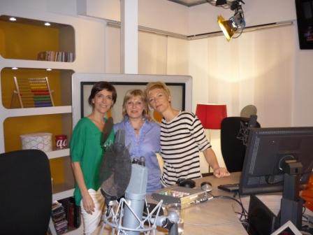 Christl bij Anja en Ilse in de radiostudio